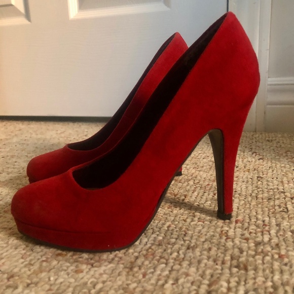 red pumps - Picture 1 of 3